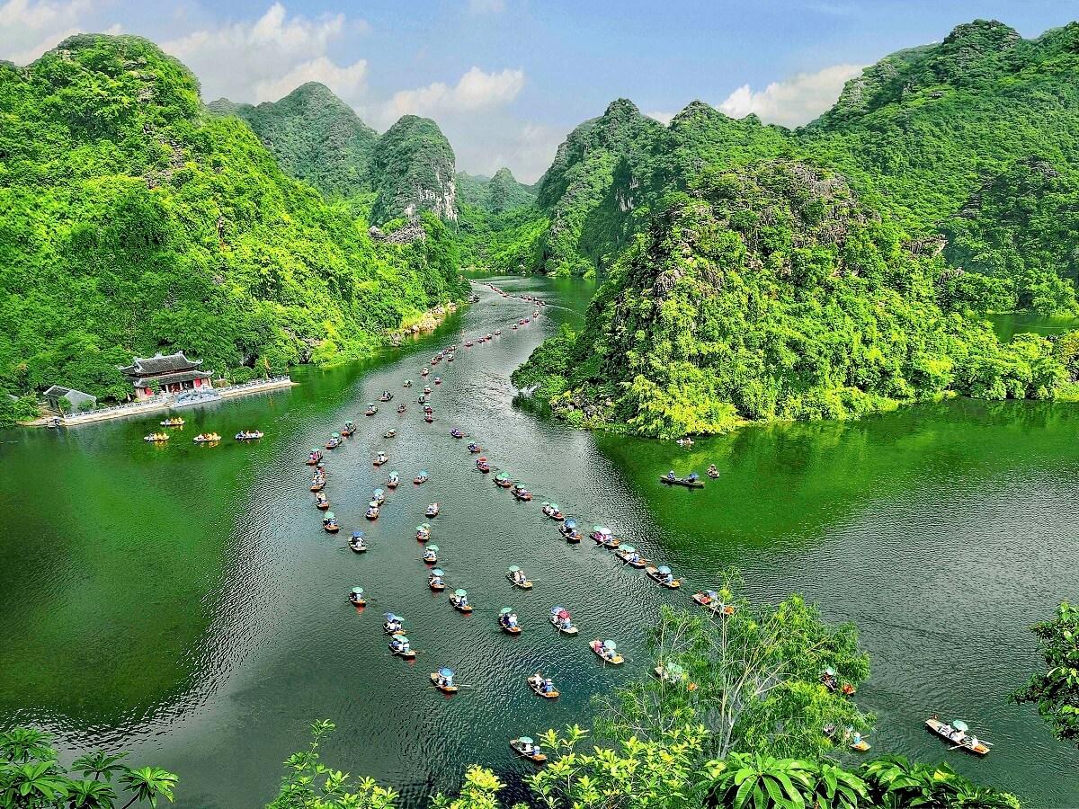 Nên đi tour hay tự túc khi khám phá Ninh Bình? Ưu nhược điểm từng hình thức
